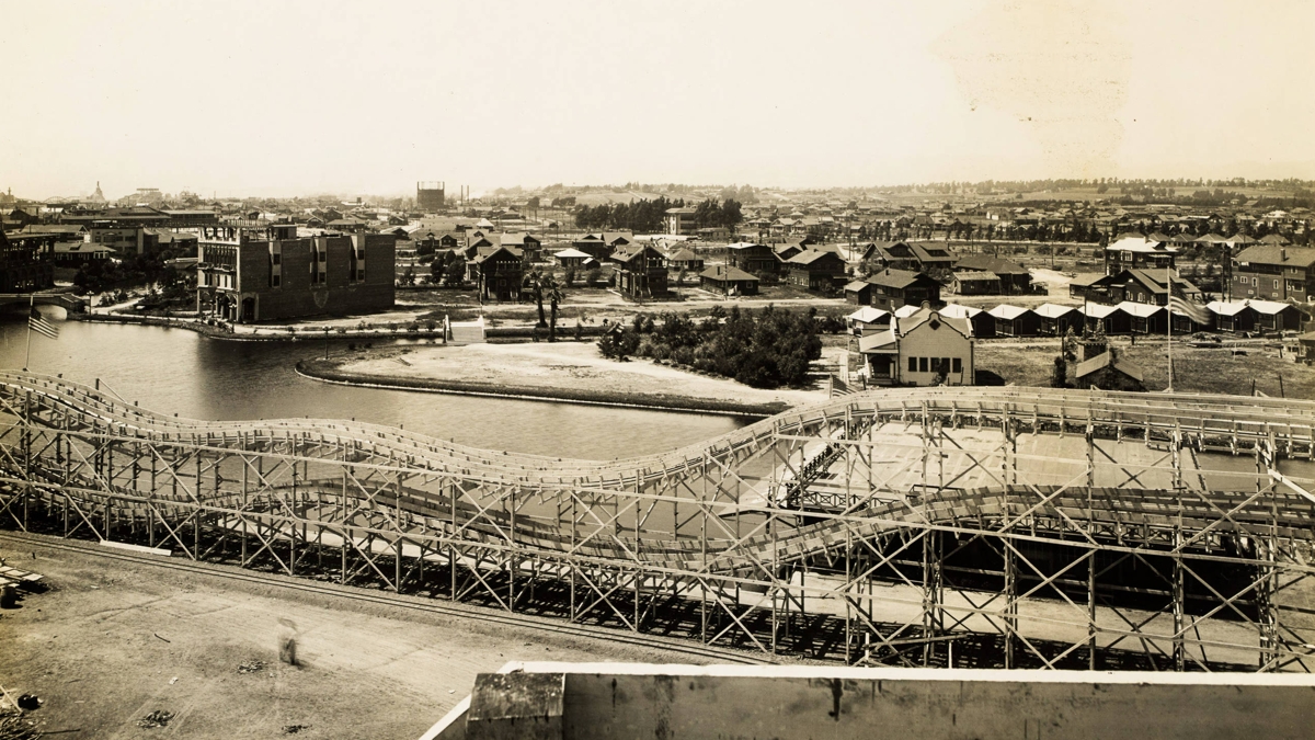 Race Thru the Clouds: Venice Roller Coaster